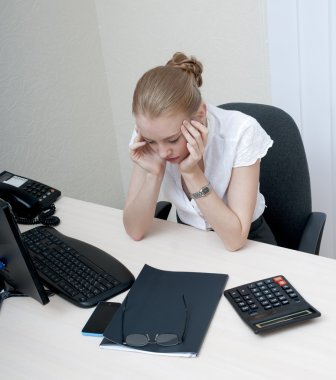 Kafasının arkasında elele yorgun genç iş kadını.