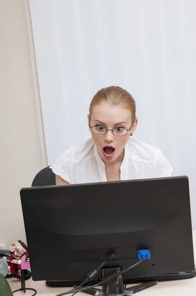 Sparato donna d'affari che lavora online su un computer portatile . — Foto Stock