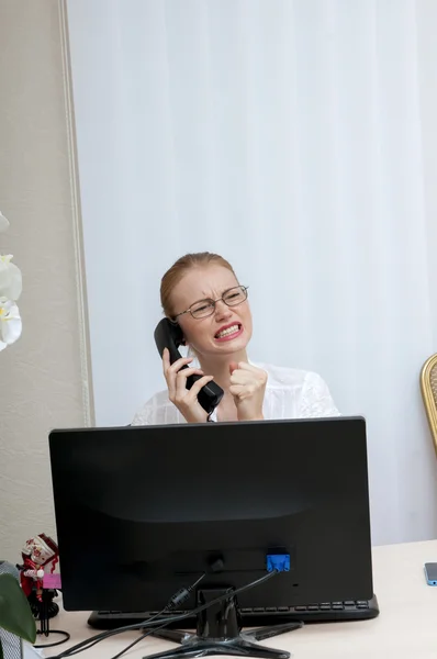 Frightened and stressed young business woman talking on the phone — Stock Photo, Image