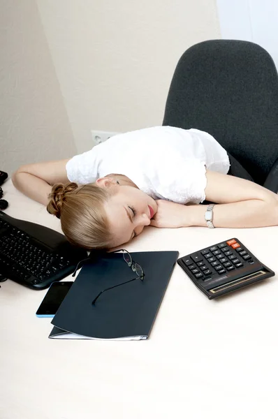 Stanco giovane donna d'affari che dorme al lavoro . — Foto Stock