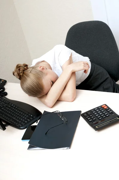 Tired young  businesswoman  sleeping at work. — Stock Photo, Image