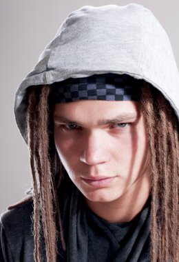Dreadlocks ve bir başlık giyen genç şık adam