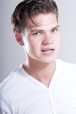 Yakın çekim portre genç adamın yapması