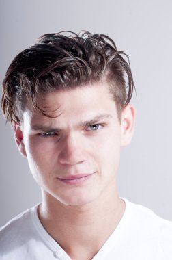 Çekici adam kameraya kuşkuyla bakan