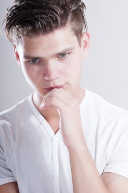 çekici düşünceli bir adam