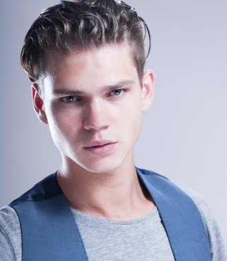 Yakın çekim portre baştan çıkarıcı adam kameraya bakan