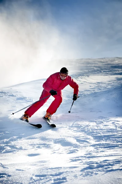 Narciarz człowiek w dół stoku snowy. — Zdjęcie stockowe