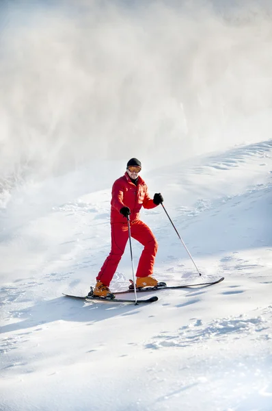 Mężczyzna narciarz jest pozowanie na kamery. — Zdjęcie stockowe