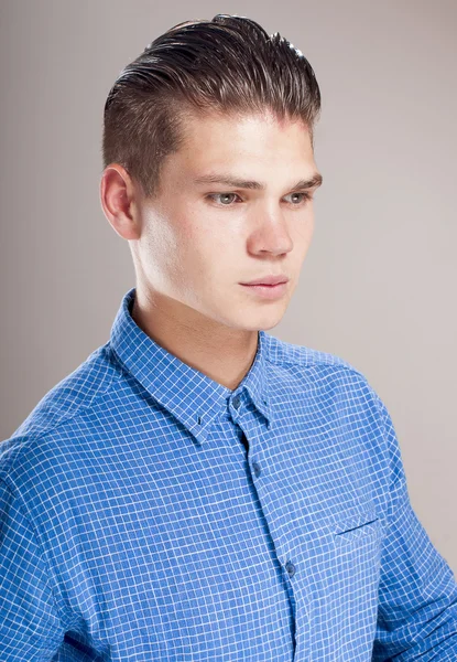 Profil dzielnego człowieka w niebieskiej koszulce. — Zdjęcie stockowe