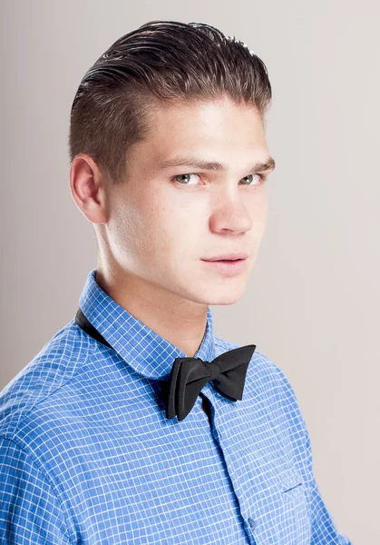 ファッション髪型でハンサムな若い男 — ストック写真