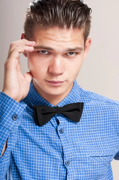 Homem refinado em uma camisa azul com laço preto — Fotografia de Stock