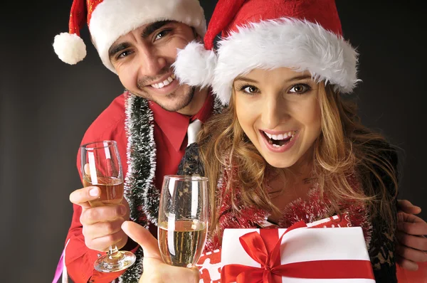 Coppia divertente Natale con bicchieri di copertura champagne — Foto Stock