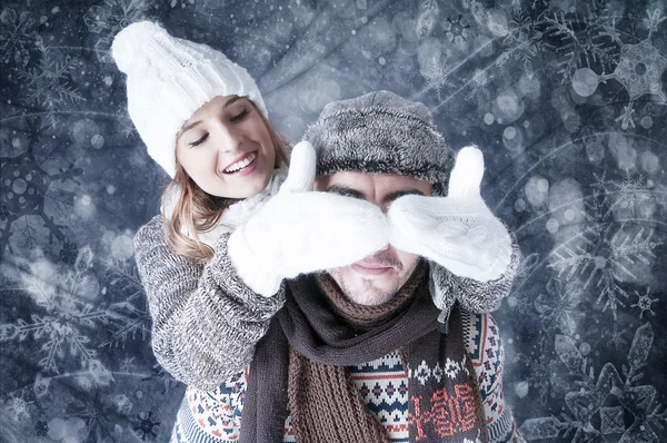 Feliz jovem casal cobrindo neve fundo — Fotografia de Stock