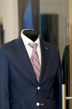 bir manken üzerinde mavi takımı