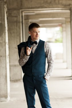 Yakışıklı genç adam.