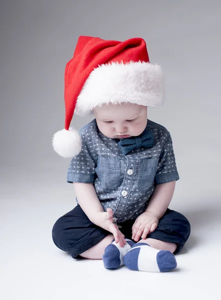 Baby boy viselt santa kalap — Stock Fotó