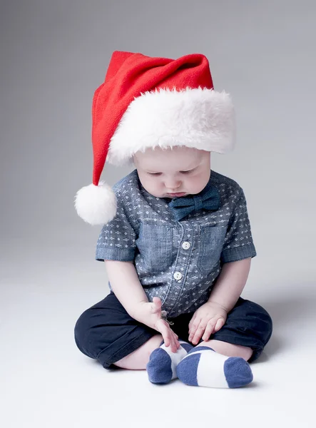 Menino vestindo chapéu de santa — Fotografia de Stock