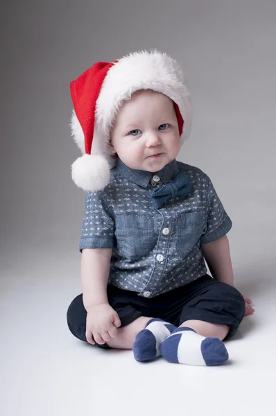 Rindo menino em Papai Noel . — Fotografia de Stock