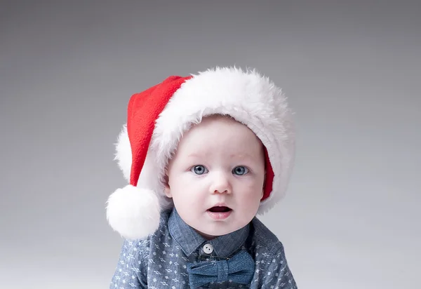 Rindo menino em Papai Noel . — Fotografia de Stock