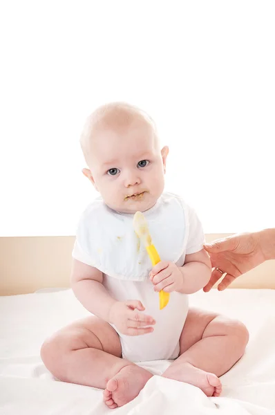 Kaşıkla yiyen bebek. — Stok fotoğraf