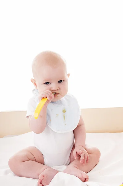 Μωρό τρώει με κουτάλι. — Φωτογραφία Αρχείου