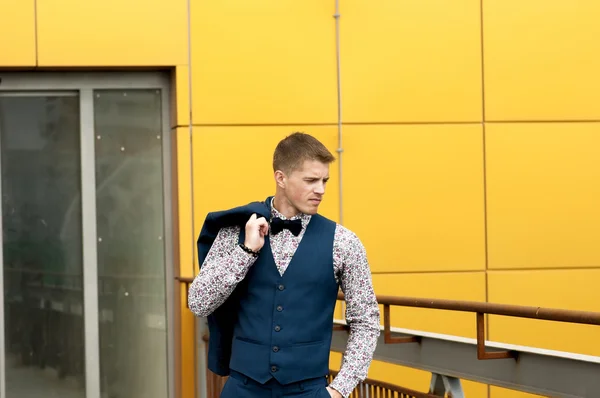 Retrato de hombre guapo en traje azul . —  Fotos de Stock