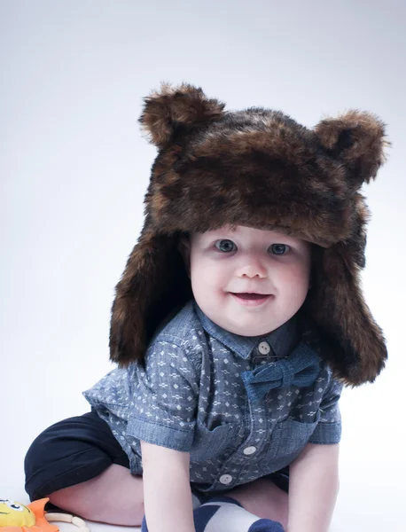 有趣的男婴在棕色的毛皮帽子 . — 图库照片