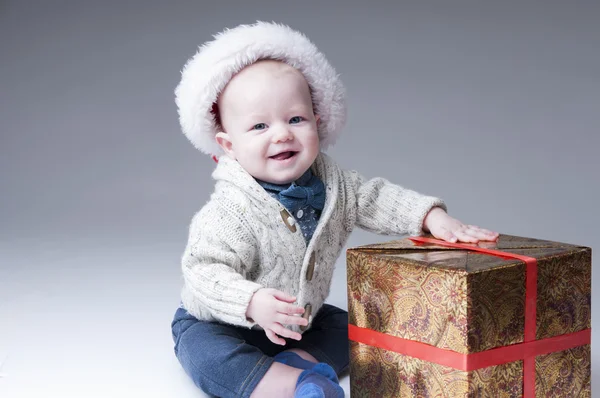 Santa Claus miminko políčkem dárek. — Stock fotografie