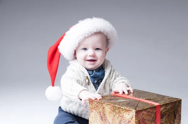 Papai Noel bebê com caixa de presente . — Fotografia de Stock