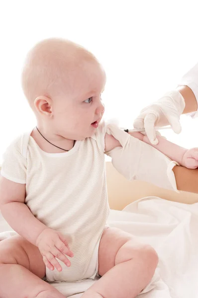 Läkare gör vaccinering barnet — Stockfoto