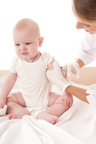 Läkare gör vaccinering barnet — Stockfoto