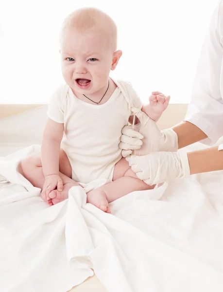 의사는 예방 접종 아이 — 스톡 사진