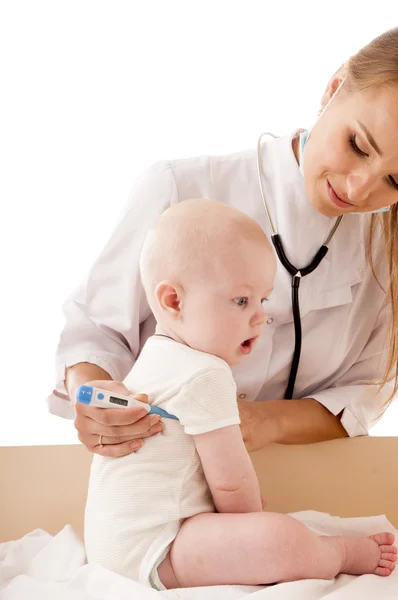 Sjuksköterska mäter temperaturen i en baby, isolerade på vit baksida — Stockfoto