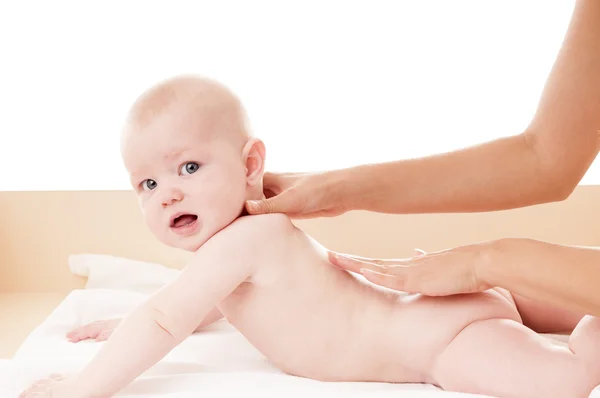 Pequena massagem bebê de volta, isolado em branco . — Fotografia de Stock