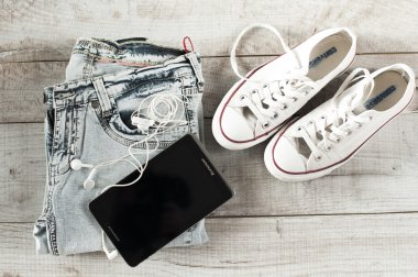 Farklı nesneleri fot moder genç kişi. Tablet, kulaklık, jea