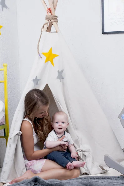 Bebê brincando com sua mãe — Fotografia de Stock