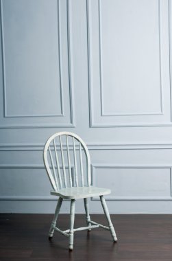 Mavi duvar karşı boş sandalye