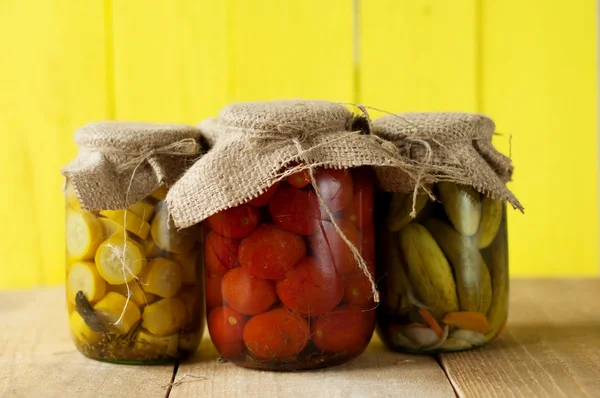 Surtido de verduras enlatadas — Foto de Stock