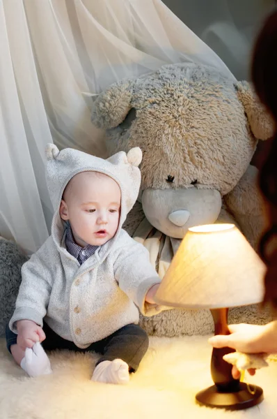 Carino felice bambino seduto su pelliccia — Foto Stock
