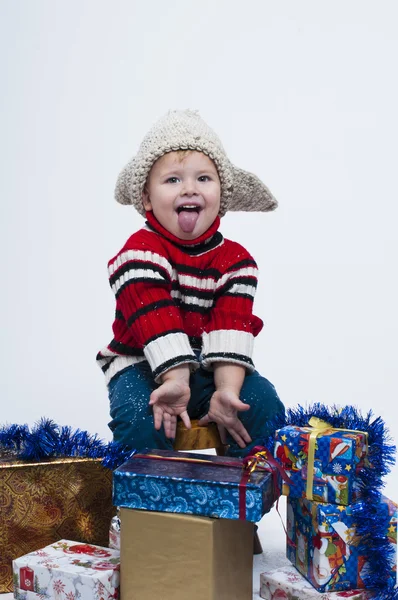 Kisgyermek a díszdobozok — Stock Fotó