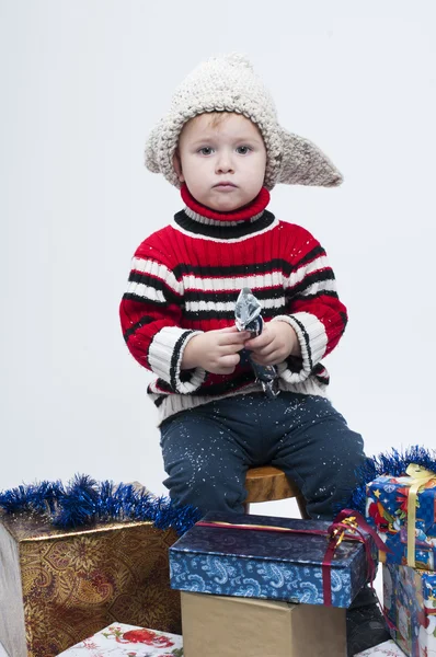 Criança com caixas de presente — Fotografia de Stock