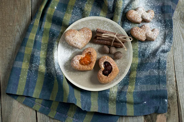 Muffins en forma de corazón con mermelada en el mantel para un desayuno romántico — Foto de Stock