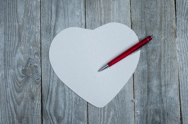 Carta a forma di cuore con penna — Foto Stock