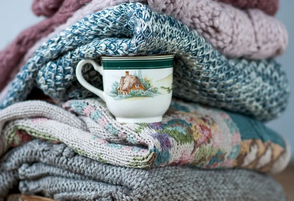 Tasse zwischen verschiedenen Strickwaren. — Stockfoto