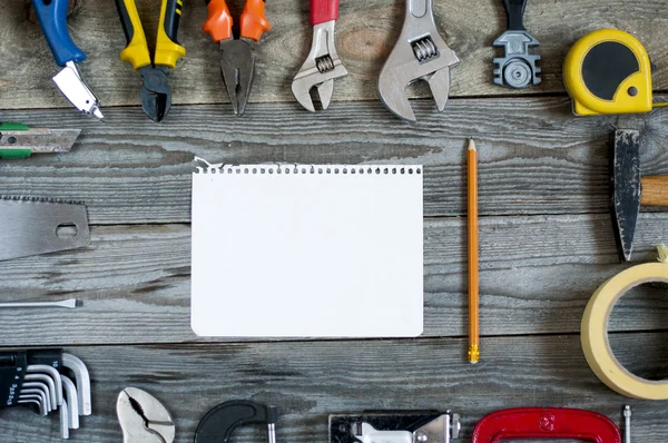 L Verschiedene Werkzeuge auf Platten. — Stockfoto