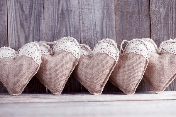 Sackcloth corações feitos à mão com rendas — Fotografia de Stock