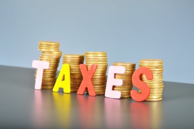 Yığılmış altın ve alfabe harf ile vergi kavramı