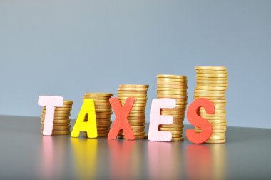 Yığılmış altın ve alfabe harf ile vergi kavramı