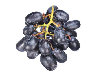 Beyaz izole lezzetli ve taze siyah çekirdeksiz üzüm