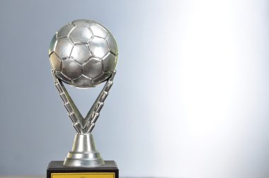 Gri arka plan ile gümüş Futbol Kupa